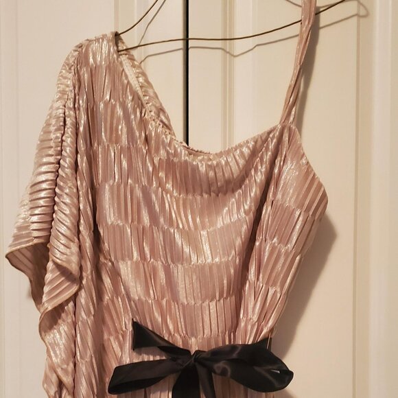 One Sleeve Blouse - Picture 4 of 5